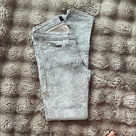 Guess Black and Cream Patterned Ultra Skinny Pants I wear 3 or 4 times - Picture 4 of 5